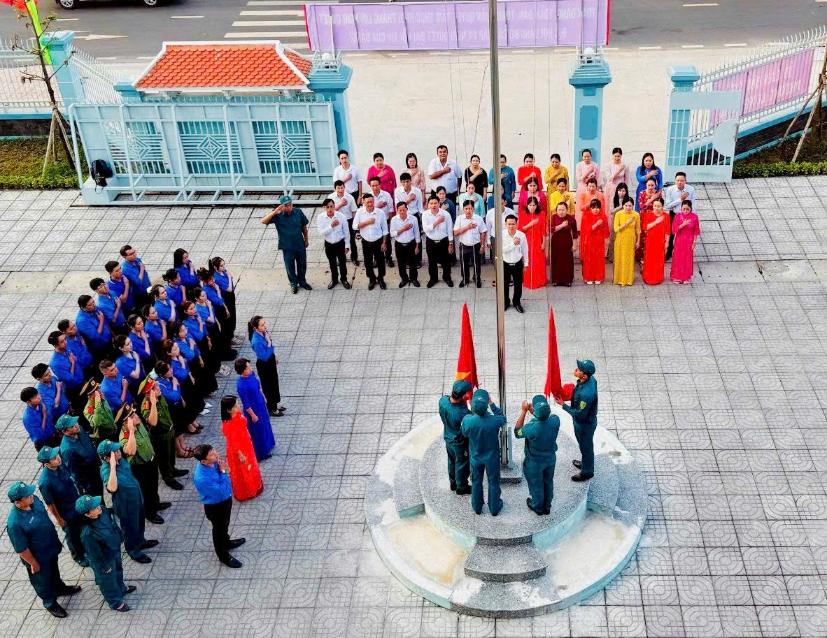 Đảng ủy - HĐND - UBND - UBMTTQVN phường Long Châu  long trọng tổ chức Lễ chào cờ chào mừng Đại hội Đảng lần thứ XIV