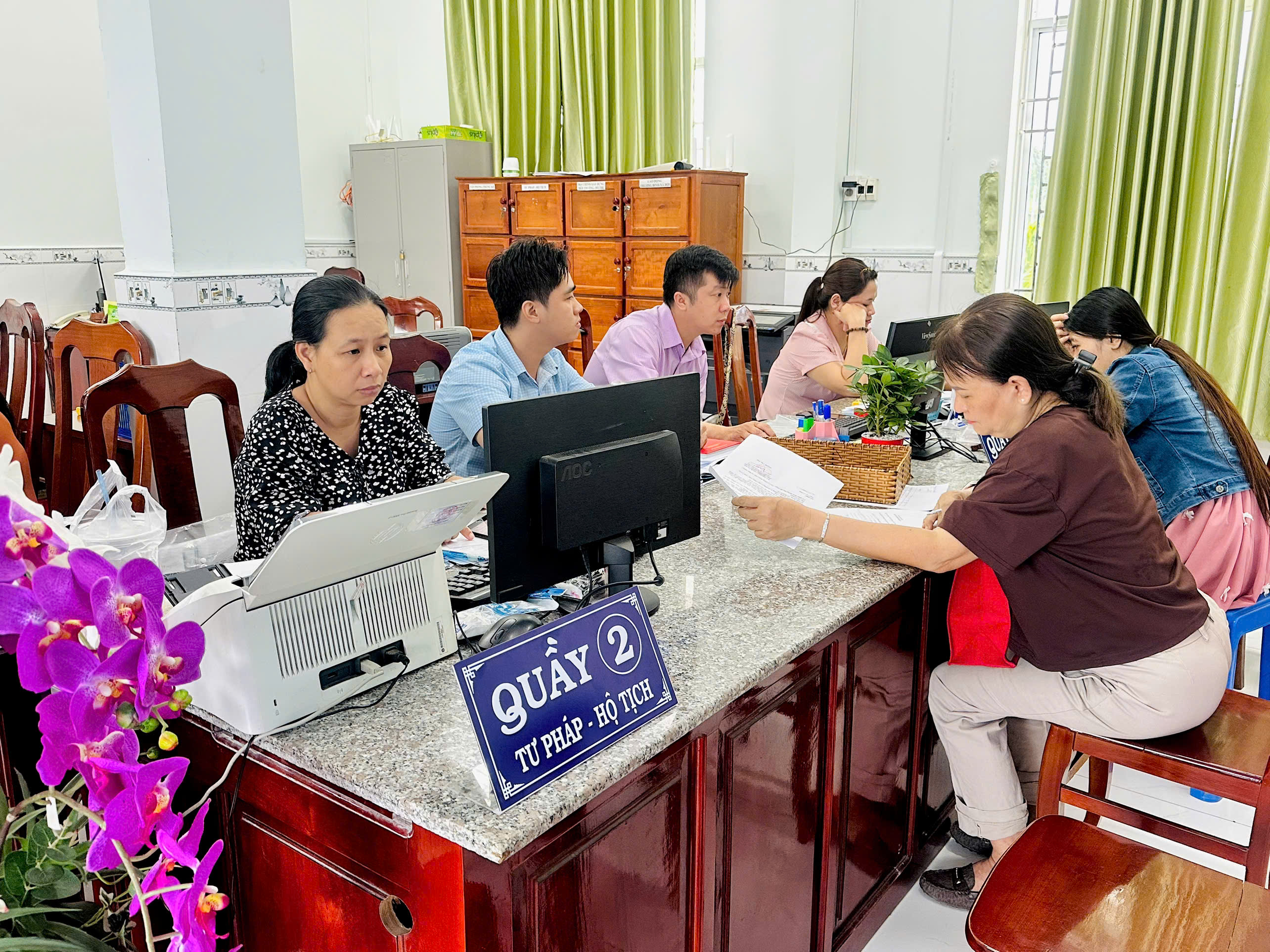 Phục vụ nhân dân là bản chất của chính quyền và việc thực hiện bộ máy chính quyền địa phương hai cấp là để phục vụ nhân dân tốt hơn.