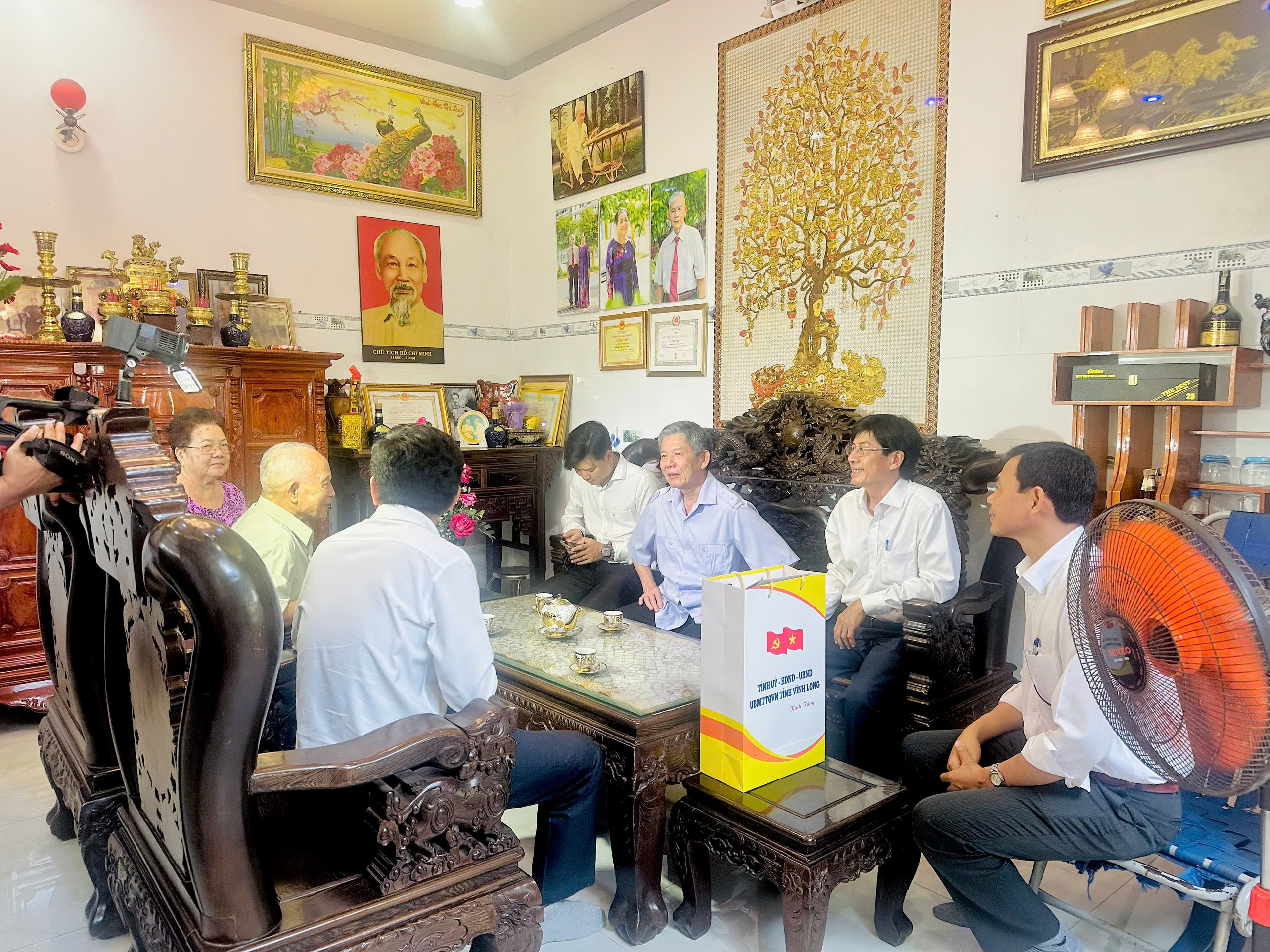 Lãnh đạo Tỉnh ủy tỉnh Vĩnh Long thăm gia đình chính sách phường Long Châu