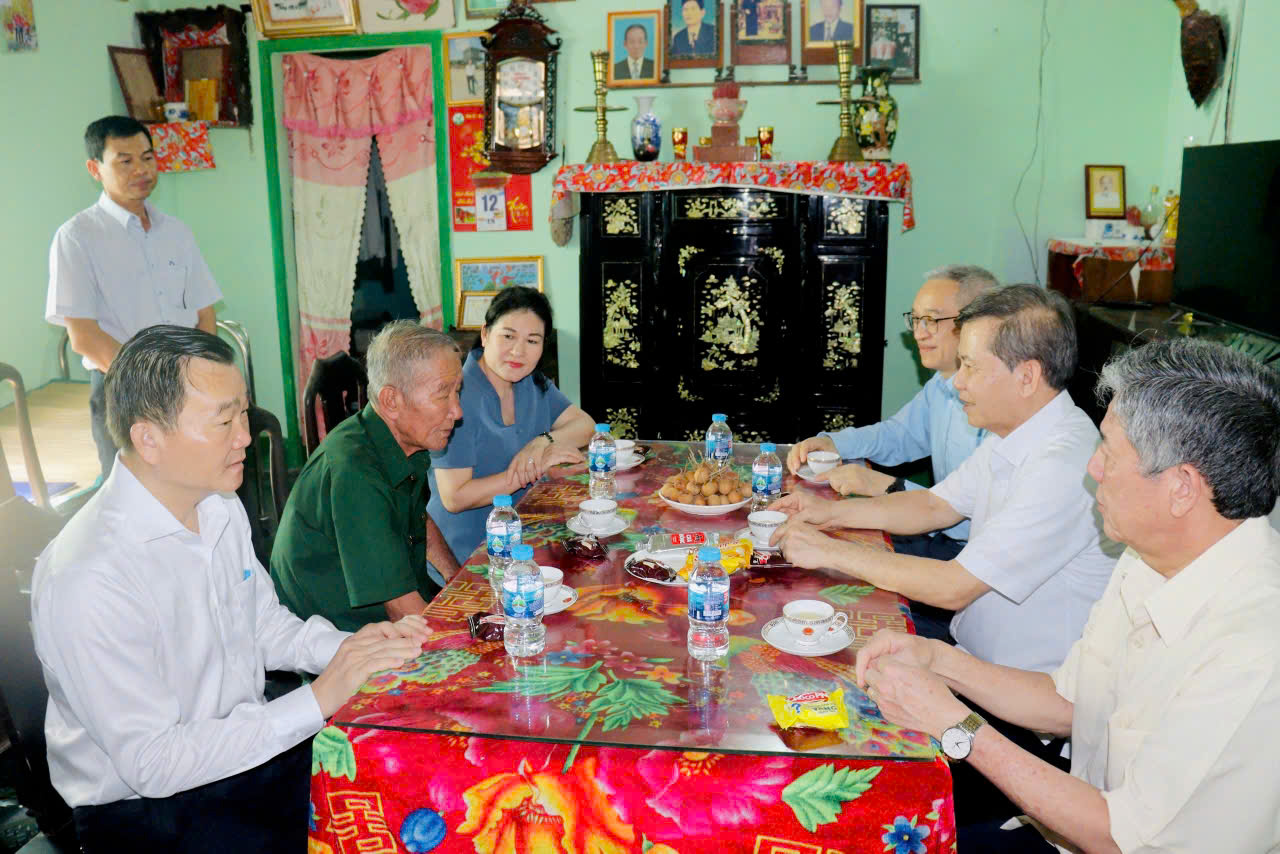  Chánh án Tòa án nhân dân tối cao thăm tặng quà đối tượng chính sách ngày 27/7 tại địa bàn phường Long Châu