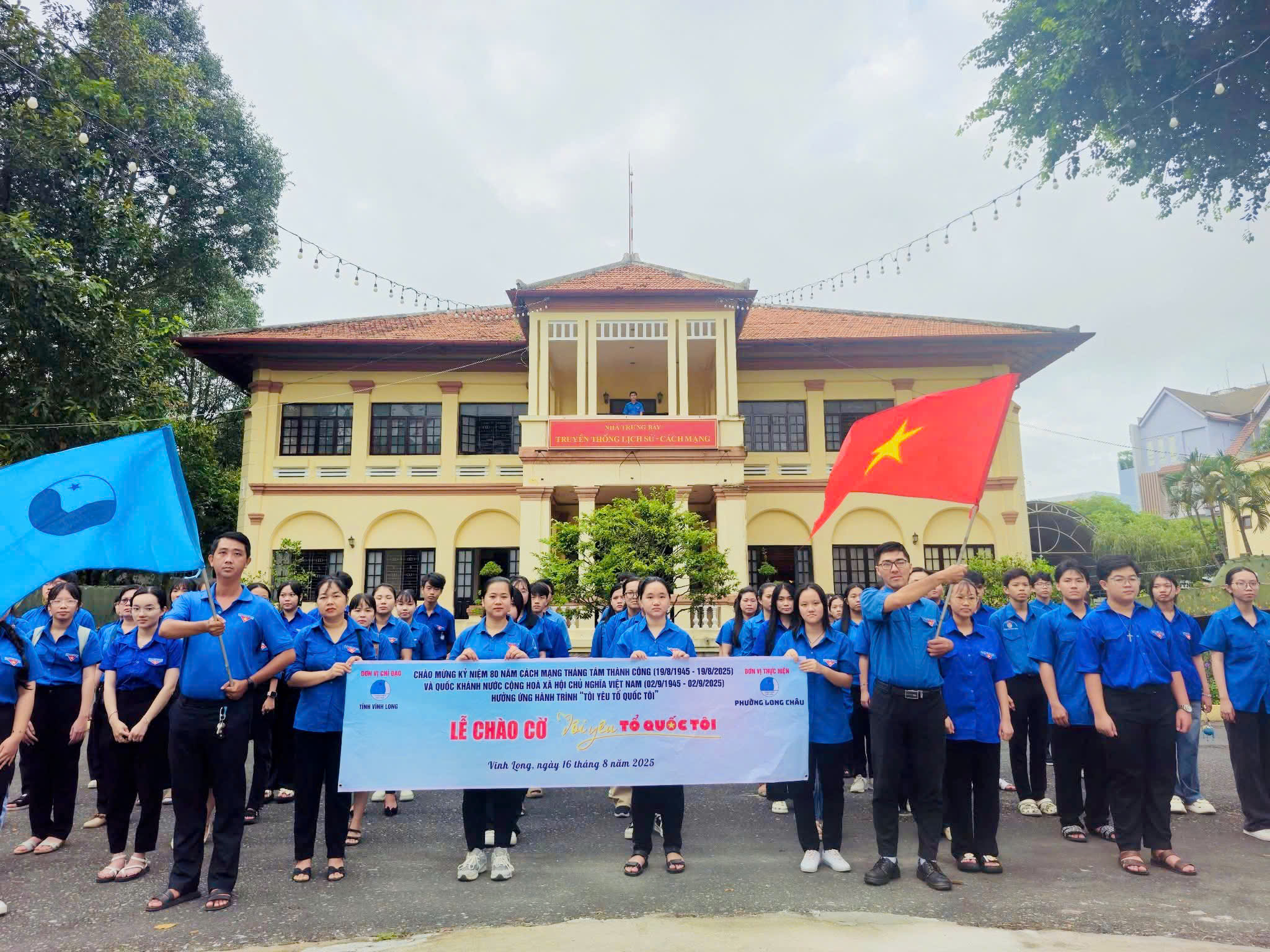 Đoàn Phường Long Châu đã tổ chức Chào cờ theo nghi thức Hội LHTN Việt Nam tại Bảo tàng tỉnh Vĩnh Long