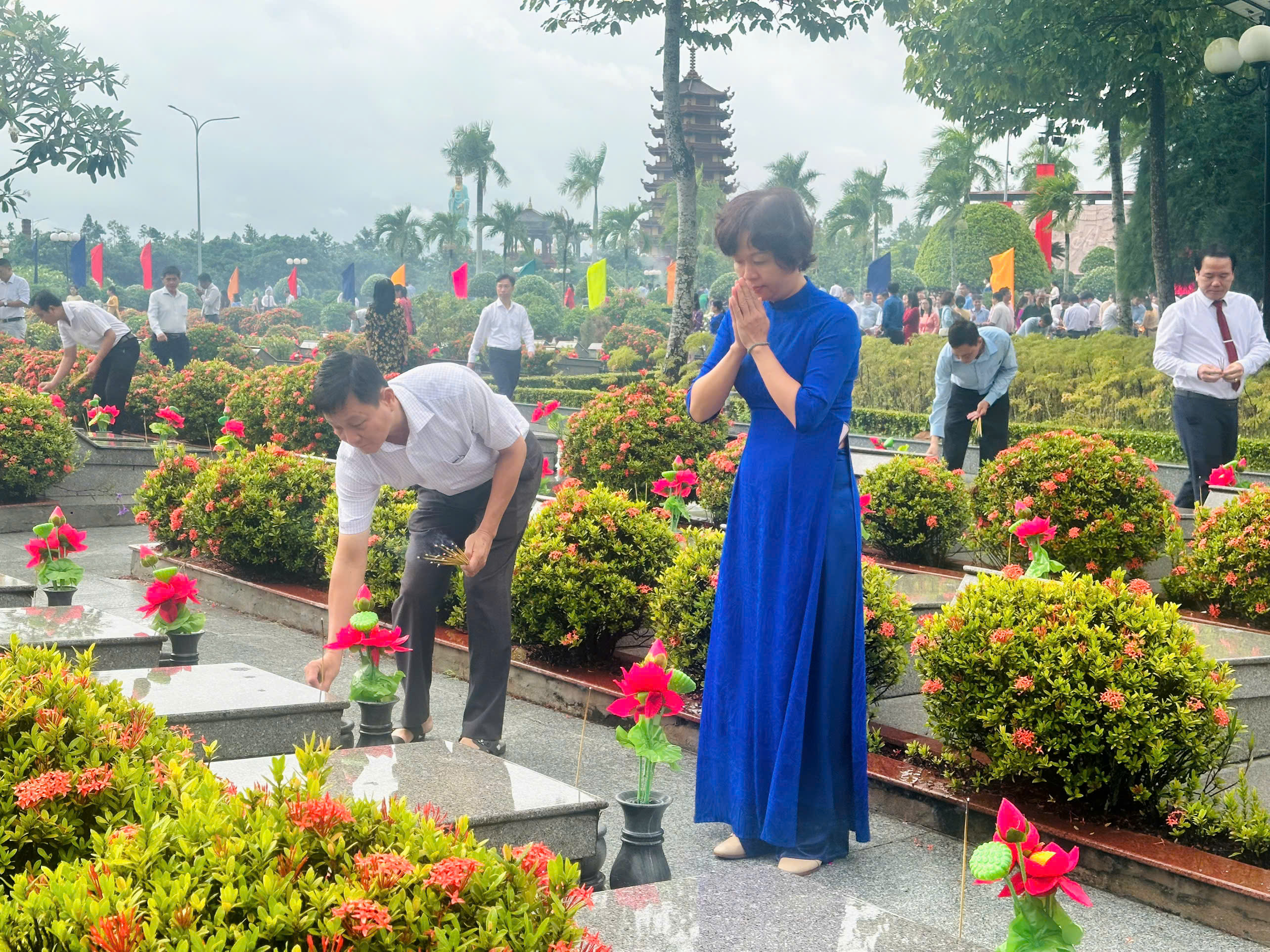 Dâng hương tưởng nhớ các anh hùng Liệt sĩ tại Nghĩa trang Liệt sĩ tỉnh Vĩnh Long
