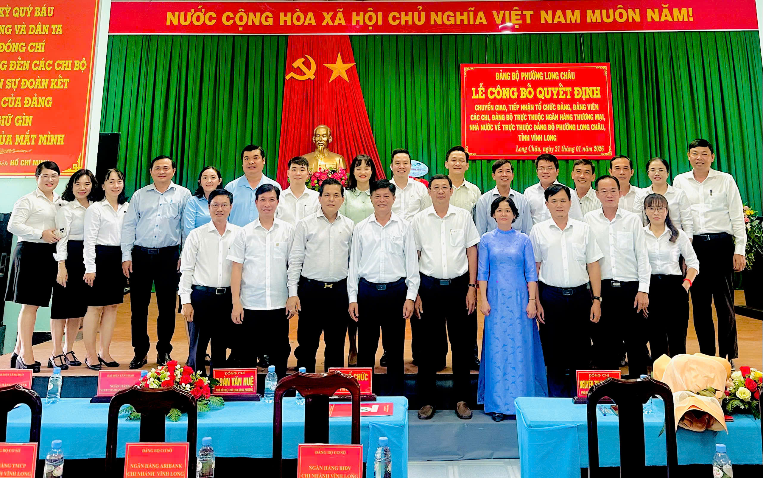 Lễ Công bố Quyết định chuyển giao, tiếp nhận tổ chức Đảng, đảng viên các chi, đảng bộ trực thuộc Ngân hàng thương mại, nhà nước về trực thuộc Đảng bộ phường Long Châu