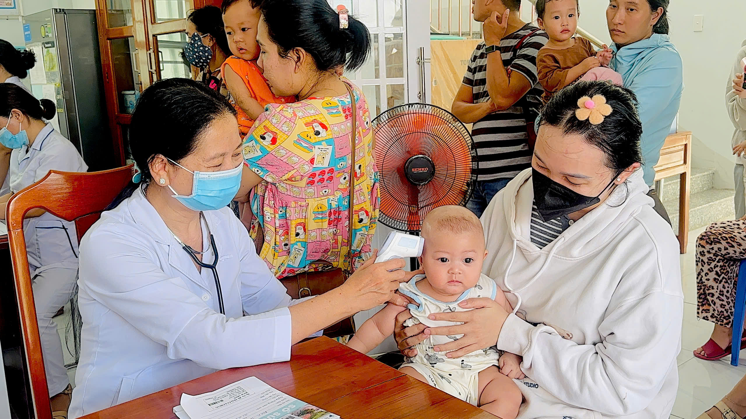 Trạm y tế phường tổ chức tiêm chủng mở rộng hàng tháng cho trẻ dưới 1 tuổi, trẻ dưới 18 tháng tuổi và trẻ trong độ tuổi tiêm vắc xin