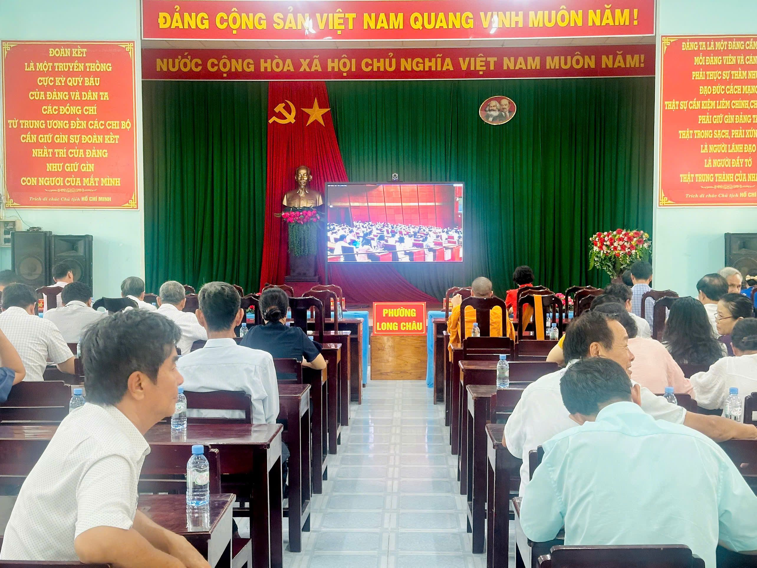 Hội nghị tiếp xúc cử tri Đoàn Đại biểu Quốc hội tỉnh Vĩnh Long sau Kỳ họp thứ nhất, Quốc hội khóa XVI (điểm cầu phường Long Châu)