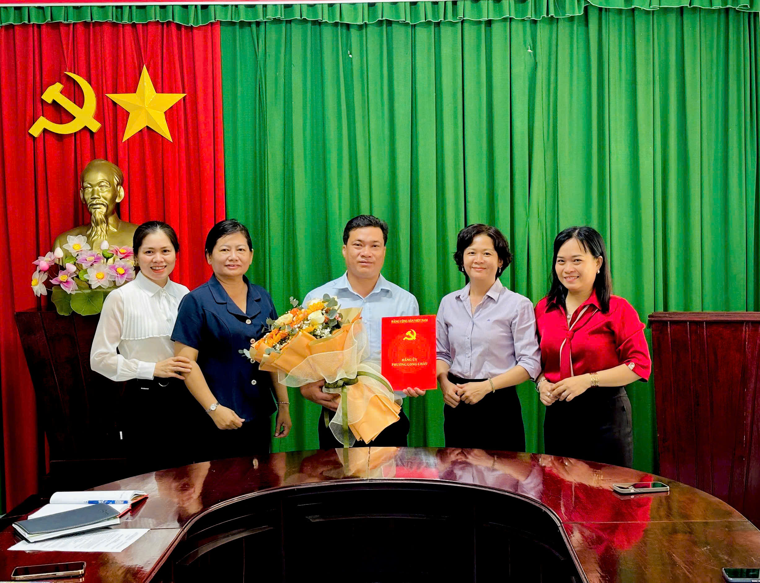 Hội nghị công bố Quyết định bổ nhiệm Chánh Văn phòng Đảng uỷ phường Long Châu