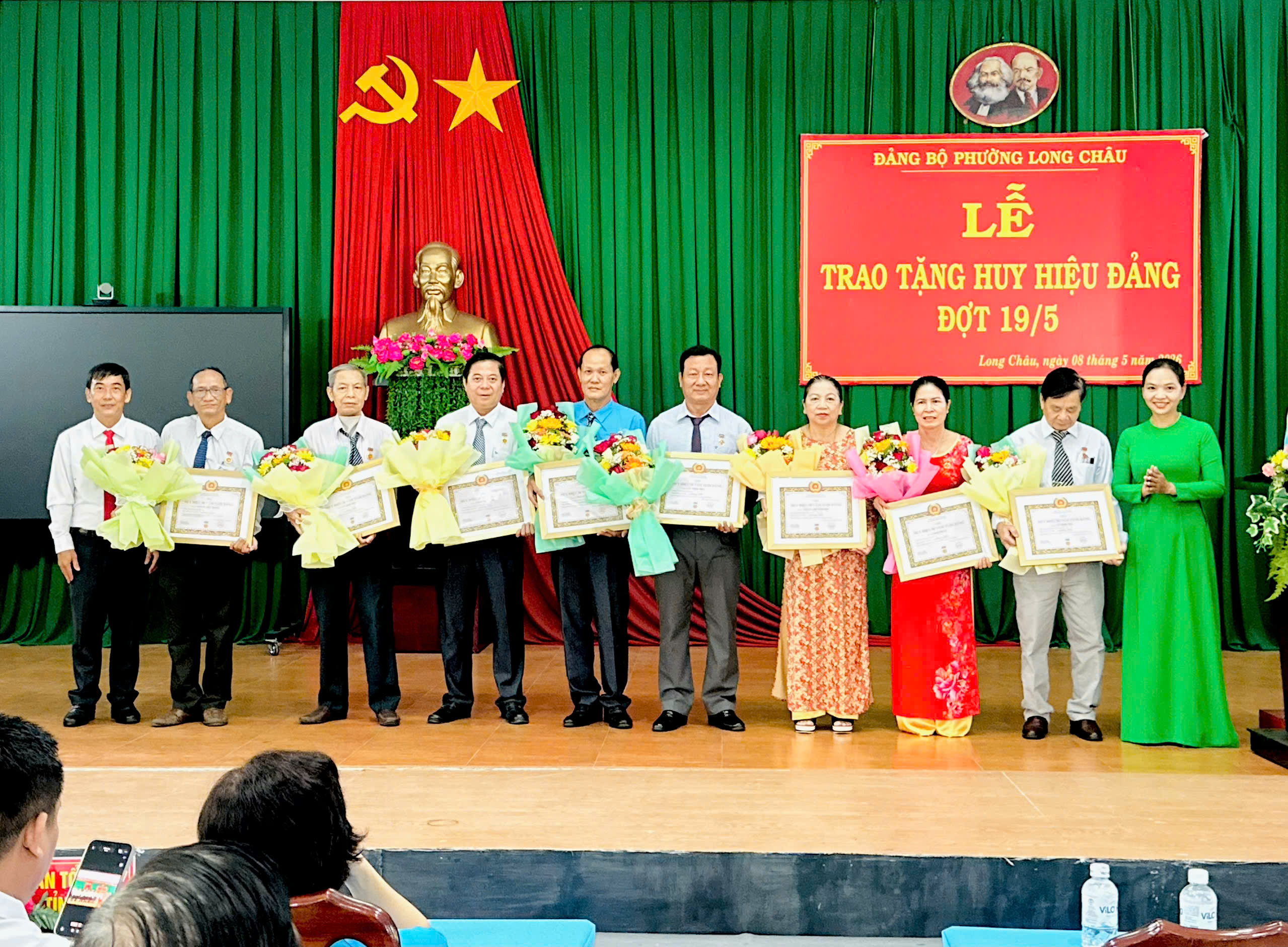 Đảng ủy phường Long Châu tổ chức lễ trao Huy hiệu Đảng đợt 19/5/2026