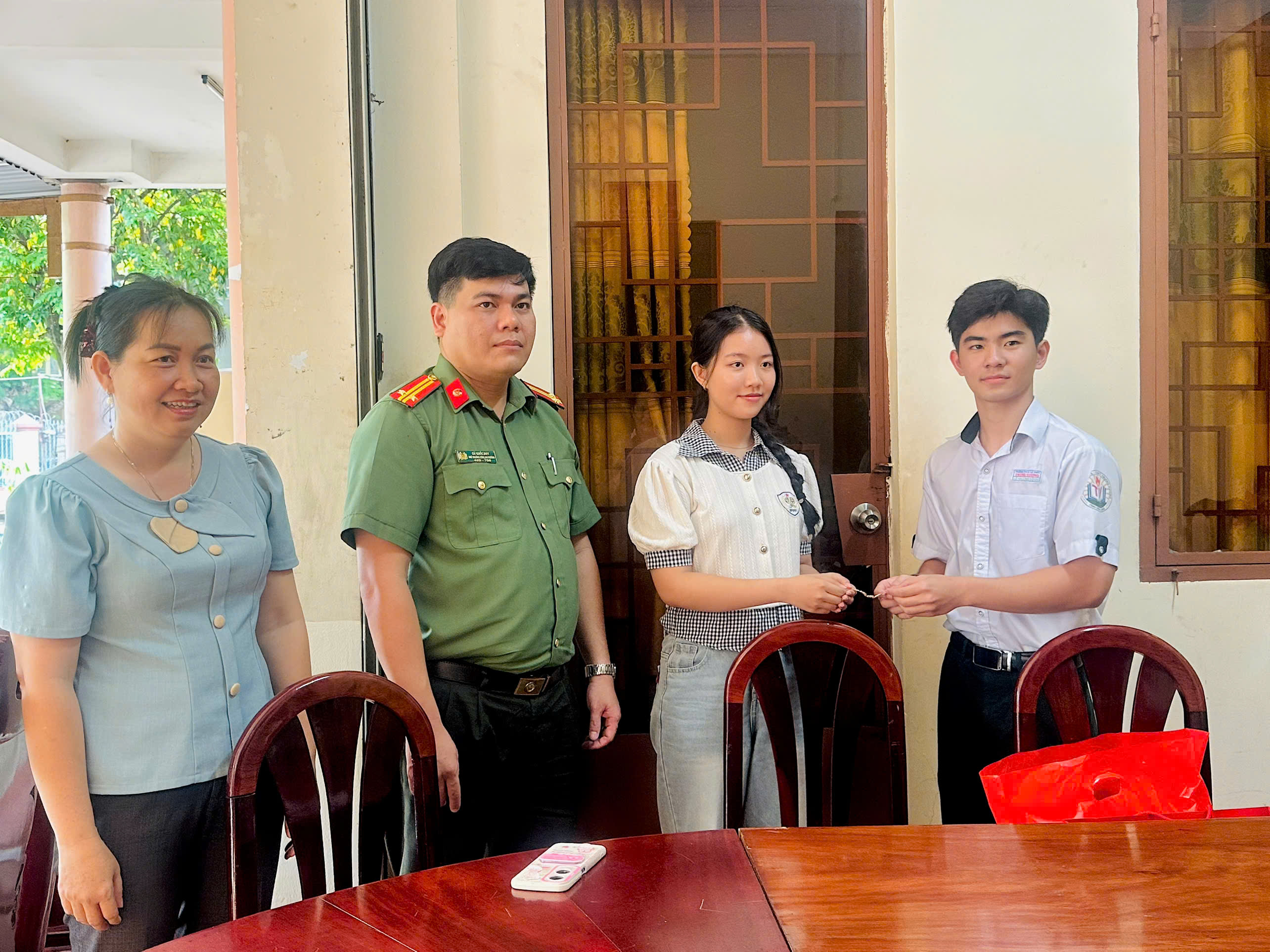 Lan tỏa tấm gương người tốt việc tốt “Nhặt được của rơi trả lại người mất”